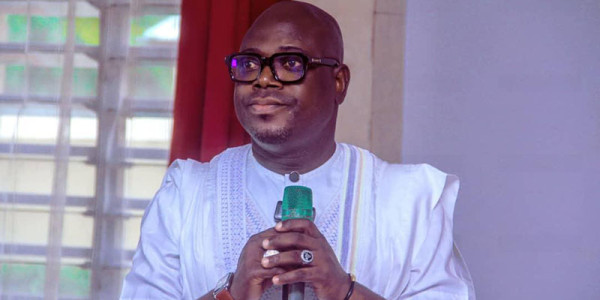 Un geste généreux pour l'avenir : Monsieur Edouard M. GOUDÉMÉ offre 25 tables-bancs au CEG Albarika de Parakou.