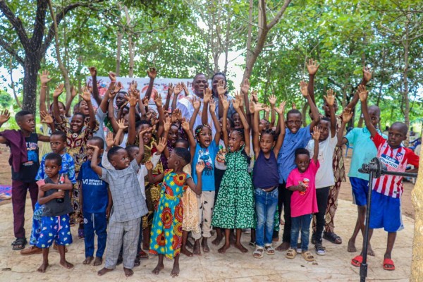 La fête des enfants organisée par le groupe LA FRATERNITÉ à la ferme de Teoukpara ( commune du Borgou), un succès grâce au dynamisme du président Edouard Goudémé ! ( Visitez l'album photos )