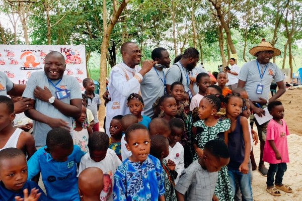 La fête des enfants organisée par le groupe LA FRATERNITÉ à la ferme de Teoukpara ( commune du Borgou), un succès grâce au dynamisme du président Edouard Goudémé ! ( Visitez l'album photos )